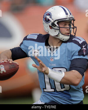 Tennessee Titans trimestre retour Jake Locker (10) lance contre les Dolphins de Miami au cours de l'action premier semestre au Sun Life Stadium le 11 novembre 2012 à Miami, en Floride. Les Tennessee Titans battre les dauphins de Miami 37-3. UPI/Susan Knowles Banque D'Images