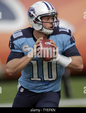 Tennessee Titans trimestre retour Jake Locker (10) recherche d'un récepteur contre les Dolphins de Miami au cours de la première moitié l'action au Sun Life Stadium le 11 novembre 2012 à Miami, en Floride. Les Tennessee Titans battre les dauphins de Miami 37-3. UPI/Susan Knowles Banque D'Images