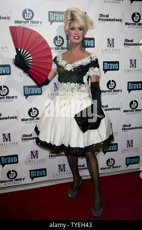 Elaine Lancaster, imitateur féminin arrive sur le tapis rouge pour la saison trois premiere partie des ménagères de Miami Miami au LOU LA VIE , Miami, Floride, le 6 août 2013. La troisième saison de l'émission sera de retour le 12 août 2013. UPI/Gary JE Rothstein. Banque D'Images