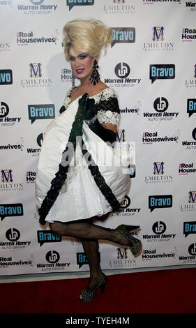 Elaine Lancaster, imitateur féminin arrive sur le tapis rouge pour la saison trois premiere partie des ménagères de Miami Miami au LOU LA VIE , Miami, Floride, le 6 août 2013. La troisième saison de l'émission sera de retour le 12 août 2013. UPI/Gary JE Rothstein. Banque D'Images