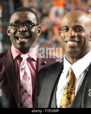 Michael Irwin (L) et Dion Sanders profitez des Miami Dolphins vs Cincinnati Bengals jeu pendant la première moitié au Sun Life Stadium de Miami, Floride le octobre 31,2013. UPI/Susan Knowles Banque D'Images