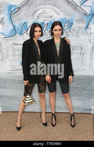 Londres - JUN 25, 2019 : Bloom Twins - Anna Kuprienko et Sofia Kuprienko assister à la Serpentine Gallery Fête de l'été, les jardins de Kensington Banque D'Images