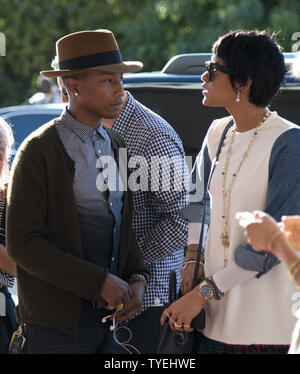 Singer-songwriter Pharrell Williams et son épouse Helen Lasichanh arrivent à Art Basel, Miami Beach, la plus importante d'art aux États-Unis au centre des congrès de Miami, Miami Beach, Floride, le 4 décembre 2013. UPI/Gary JE Rothstein Banque D'Images