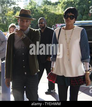 Singer-songwriter Pharrell Williams et son épouse Helen Lasichanh arrive à Art Basel, Miami Beach, la plus importante d'art aux États-Unis au centre des congrès de Miami, Miami Beach, Floride, le 4 décembre 2013. UPI/Gary JE Rothstein Banque D'Images