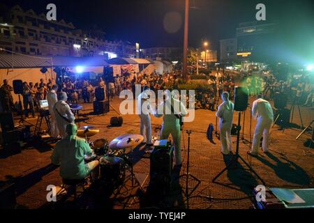 VILLE, au Cambodge (nov. 4, 2016) La 7e Flotte Rock Band 'Orient Express' fonctionne à l'ancienne station de bus à Sihanouk Ville dans le cadre de carat au Cambodge. CARAT est une série d'exercices maritimes annuel entre la U.S. Navy, Corps des Marines des États-Unis et les forces armées de neuf pays partenaires de : Bangladesh, Brunei, Cambodge, Indonésie, Malaisie, Philippines, Singapour, la Thaïlande et le Timor-Leste. Banque D'Images