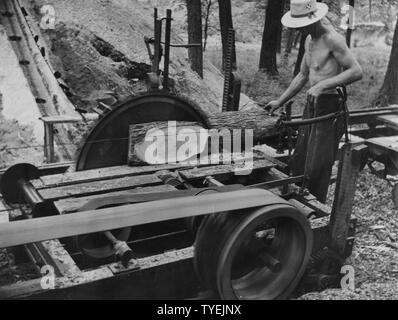 Photographie d'un glissement de l'alimentation du chariot Type de ceinture ; Portée et contenu : la légende originale : Le chariot d'alimentation est de la courroie patine type. Il est entraîné par l'alimentation principale et est commandée par un levier rouleaux de tapis d'exploitation. Banque D'Images