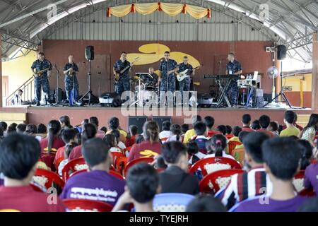 SIHANOUK VILLE, au Cambodge (nov. 4, 2016) La 7e Flotte Rock Band 'Orient Express' effectue en m'Lop Tapang orphelinat dans le cadre de carat au Cambodge. CARAT est une série d'exercices maritimes annuel entre la U.S. Navy, Corps des Marines des États-Unis et les forces armées de neuf pays partenaires de : Bangladesh, Brunei, Cambodge, Indonésie, Malaisie, Philippines, Singapour, la Thaïlande et le Timor-Leste. Banque D'Images