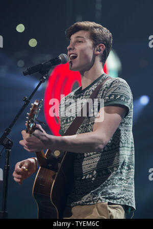 Les artistes-Shawn Mendes joue sur la scène au cours de Y100 Jingle Ball 2014 à la BB&T Center à Sunrise, en Floride, le 21 décembre 2014. UPI /Gary JE Rothstein Banque D'Images