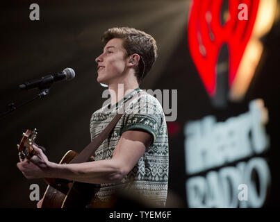 Les artistes-Shawn Mendes joue sur la scène au cours de Y100 Jingle Ball 2014 à la BB&T Center à Sunrise, en Floride, le 21 décembre 2014. UPI /Gary JE Rothstein Banque D'Images