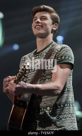 Les artistes-Shawn Mendes joue sur la scène au cours de Y100 Jingle Ball 2014 à la BB&T Center à Sunrise, en Floride, le 21 décembre 2014. UPI /Gary JE Rothstein Banque D'Images