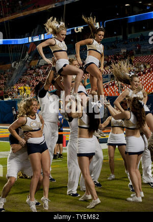 Georgia Tech cheerleaders effectuer après le score gilets jaunes au cours du premier trimestre à l'Orange Bowl 2014 au Sun Life Stadium de Miami, Floride, le 31 décembre 2014. UPI/Gary JE Rothstein Banque D'Images