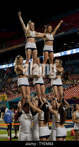 Georgia Tech cheerleaders effectuer après le score gilets jaunes au cours du premier trimestre à l'Orange Bowl 2014 au Sun Life Stadium de Miami, Floride, le 31 décembre 2014. UPI/Gary JE Rothstein Banque D'Images