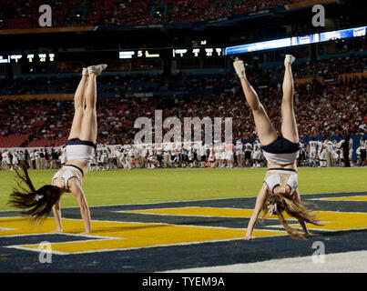 Georgia Tech cheerleaders effectuer au cours de l'Orange Bowl 2014 au Sun Life Stadium de Miami, Floride, le 31 décembre 2014. Enseigner la Géorgie a défait Mississippi State 49-34. UPI/Gary JE Rothstein Banque D'Images