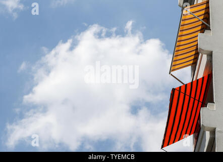 26 juin 2019, Saxe, Leipzig : Plusieurs auvents accrocher depuis les balcons d'un immeuble de 11 étages dans le quartier de Leipzig Grünau préfab. Photo : Jan Woitas/dpa-Zentralbild/dpa Banque D'Images
