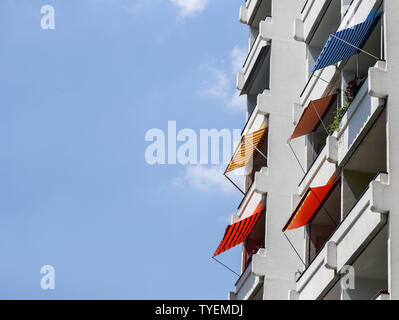 26 juin 2019, Saxe, Leipzig : Plusieurs auvents accrocher depuis les balcons d'un immeuble de 11 étages dans le quartier de Leipzig Grünau préfab. Photo : Jan Woitas/dpa-Zentralbild/dpa Banque D'Images