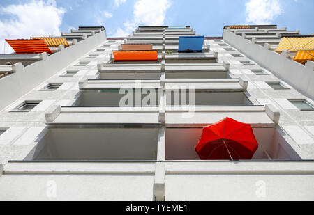 26 juin 2019, Saxe, Leipzig : un parasol et plusieurs auvents accrocher sur les balcons d'un immeuble de 11 étages à Leipzig Grünau du district de préfabriqués. Photo : Jan Woitas/dpa-Zentralbild/dpa Banque D'Images