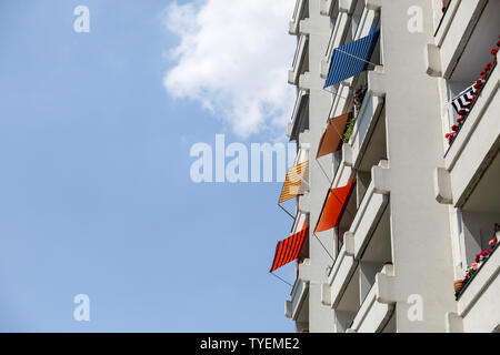 26 juin 2019, Saxe, Leipzig : Plusieurs auvents accrocher depuis les balcons d'un immeuble de 11 étages dans le quartier de Leipzig Grünau préfab. Photo : Jan Woitas/dpa-Zentralbild/dpa Banque D'Images