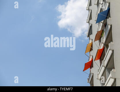 26 juin 2019, Saxe, Leipzig : Plusieurs auvents accrocher depuis les balcons d'un immeuble de 11 étages dans le quartier de Leipzig Grünau préfab. Photo : Jan Woitas/dpa-Zentralbild/dpa Banque D'Images