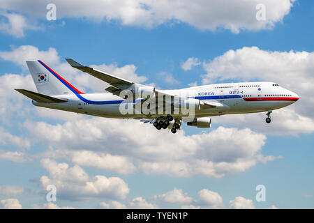 Hambourg / ALLEMAGNE - Juillet 6, 2017 : République de Corée Air Force Boeing 747-400 10001 ROKAF avion du passager avec le président sud-coréen à bord d'un atterrissage Banque D'Images