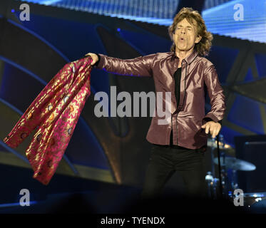 Les Rolling Stones Mick Jagger joue sur la scène au Citrus Bowl d'Orlando en Floride, le 12 juin 2015. C'est l'un des 15 arrêts dans les pierres de l'Amérique du Nord 2015 tour du stade. Les membres de la bande sont de Mick Jagger, Keith Richards, Charlie Watts et Ronnie Wood. Photo par Gary JE Rothstein /UPI Banque D'Images