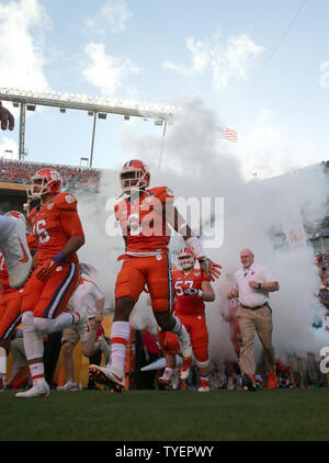 Clemson Tigers prendre le champ à jouer l'Oklahoma Sooners de l'Ordre Orange Bowl championnat demi-finale au Sun Life Stadium le 31 décembre 2015 à Miami Gardens, en Floride. Photo par nom/UPI Banque D'Images