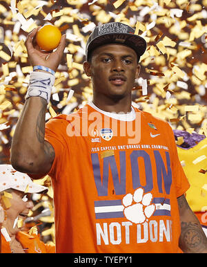 Clemson Tigers quarterback Deshaun Watson jette une orange après avoir défait Clemson Oklahoma 37-17 dans le Collège Championnat demi-finale Orange Bowl au Sun Life Stadium le 31 décembre 2015 à Miami Gardens, en Floride. Photo par Pierre DuCharme/UPI Banque D'Images