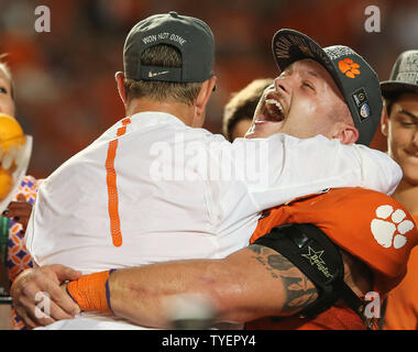 L'entraîneur-chef de Clemson Tigers Dabo Sweeney célèbre avec Ben Boulware après Clemson défait Washington 37-17 en demi-finale de l'Ordre Orange Bowl Championship au Sun Life Stadium le 31 décembre 2015 à Miami Gardens, en Floride. Photo par Pierre DuCharme/UPI Banque D'Images