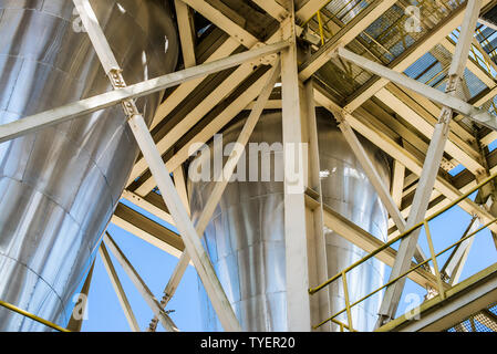 Les réservoirs en acier brillant jaune et l'acier industriel structures. Banque D'Images