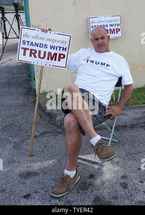 Le vote anticipé dans le primaire présidentiel républicain a commencé dans le comté de Miami-Dade, en Floride, le 29 février 2016, à la John F. Kennedy Library, Miami, Floride., un partisan de candidat présidentiel, Donald Trump est titulaire d'un signe de la lecture que la majorité 'silencieuse' stand avec Trump. Photo par Gary JE Rothstein/UPI Banque D'Images