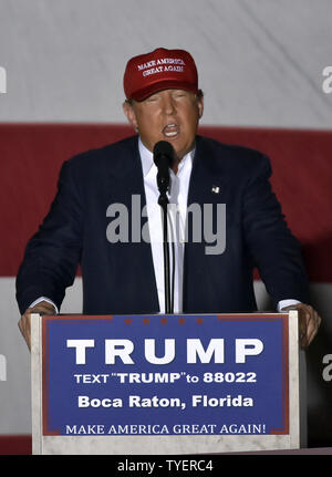 Candidat présidentiel républicain Donald Trump parle de partisans à la Boca Raton rally dans le Sunset Cove Amphitheatre, à Boca Raton, en Floride,. 13 mars, 2016. Les électeurs en Floride Floride.se rendront aux urnes le 15 mars pour l'état primaire. Photo par Gary JE Rothstein/UPI Banque D'Images