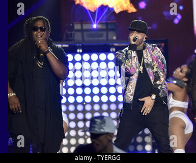 L'artiste (R-L) Nicky Jam & Zion Y Lennox en prestation au 2016 Billboard Latin Music Awards à la Banque United Center, Université de Miami, Miami, Floride le 28 avril 2016. Photo par Gary JE Rothstein/UPI Banque D'Images