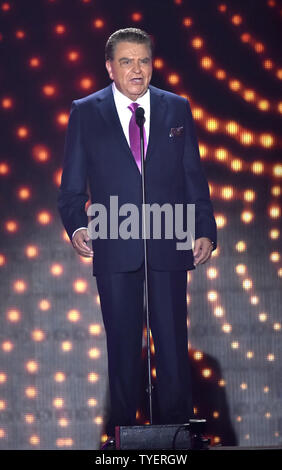 Don Francisco présente un prix au Billboard Latin Music Awards 2016 à la Banque United Center, Université de Miami, Miami, Floride le 28 avril 2016. Photo par Gary JE Rothstein/UPI Banque D'Images