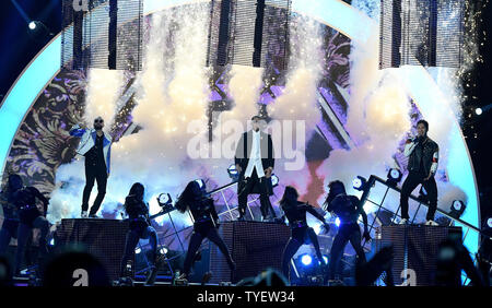 L'artiste Chino, Daddy Yankee et Nacho sont vus à l'exécution 2016 Premios Tu mundo montrent à l'American Airlines Arena de Miami, Floride, le 25 août 2016. Photo par Gary JE Rothstein/UPI Banque D'Images