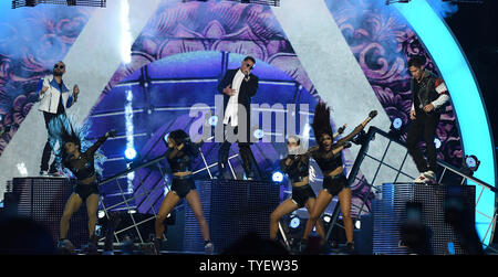 L'artiste Chino, Daddy Yankee et Nacho sont vus à l'exécution 2016 Premios Tu mundo montrent à l'American Airlines Arena de Miami, Floride, le 25 août 2016. Photo par Gary JE Rothstein/UPI Banque D'Images