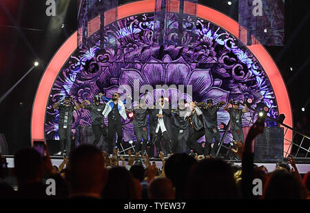 L'artiste Chino, Daddy Yankee et Nacho sont vus à l'exécution 2016 Premios Tu mundo montrent à l'American Airlines Arena de Miami, Floride, le 25 août 2016. Photo par Gary JE Rothstein/UPI Banque D'Images