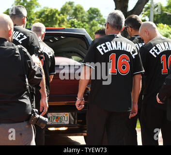 Le corbillard transportant le cercueil avec lanceur des Marlins de Miami Jose Fernanedez arrive à Brendan Église catholique à Miami, Floride, le 28 septembre 2016. Fernanedez Jose, 24 ans, est mort dans un accident de bateau au large de la jetée de South Beach le dimanche 25 septembre 2016. Photo par Gary JE Rothstein/UP1 Banque D'Images