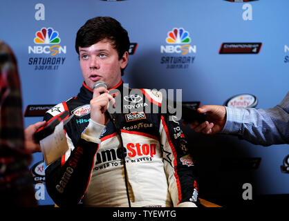 Championnat de la série Nationwide de NASCAR driver Eric Jones est considérée en tenant aux questions de la presse sur les médias jour au Loews Hotel à Miami Beach, Floride, le 17 novembre 2016. Photo par Gary JE Rothstein/UPI Banque D'Images