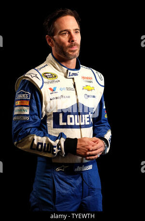 Championnat de la série Nationwide de NASCAR Jimmie Johnson conducteur est considérée en tenant aux questions de la presse sur les médias jour au Loews Hotel à Miami Beach, Floride, le 17 novembre 2016. Photo par Gary JE Rothstein/UPI Banque D'Images