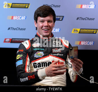 Championnat de la série Nationwide de NASCAR driver Eric Jones est considérée en tenant une journée des médias au cours de selfies au Loews Hotel à Miami Beach, Floride, le 17 novembre 2016. Photo par Gary JE Rothstein/UPI Banque D'Images