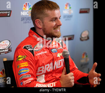 Championnat de la série Nationwide de NASCAR driver Justin Allgaier est considérée en tenant aux questions de la presse sur les médias jour au Loews Hotel à Miami Beach, Floride, le 17 novembre 2016. Photo par Gary JE Rothstein/UPI Banque D'Images