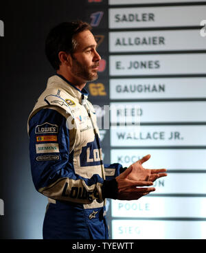 Championnat de la série Nationwide de NASCAR Jimmie Johnson conducteur est considérée en tenant aux questions de la presse sur les médias jour au Loews Hotel à Miami Beach, Floride, le 17 novembre 2016. Photo par Gary JE Rothstein/UPI Banque D'Images