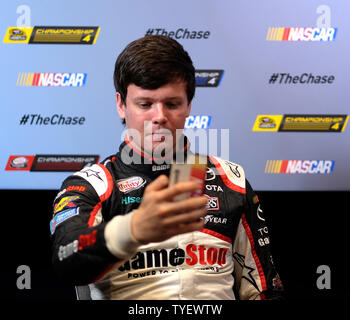 Championnat de la série Nationwide de NASCAR driver Eric Jones est considérée en tenant une journée des médias au cours de selfies au Loews Hotel à Miami Beach, Floride, le 17 novembre 2016. Photo par Gary JE Rothstein/UPI Banque D'Images