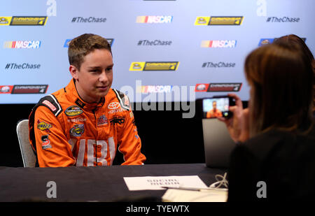 Le pilote de la série NASCAR Nationwide Christopher Bell est vu d'accepter des questions au cours de la journée des médias au Loews Hotel à Miami Beach, Floride, le 17 novembre 2016. Photo par Gary JE Rothstein/UPI Banque D'Images