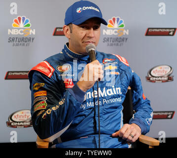 Championnat de la série Nationwide de NASCAR driver Elliott Sadler est vu d'accepter des questions au cours de la journée des médias au Loews Hotel à Miami Beach, Floride, le 17 novembre 2016. Photo par Gary JE Rothstein/UPI Banque D'Images