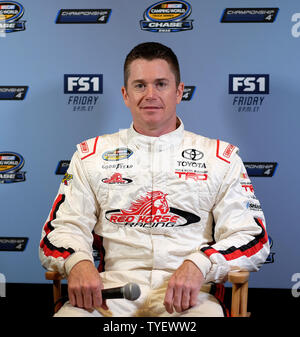 Le pilote de la série NASCAR Nationwide Timothy Peters est vu d'accepter des questions au cours de la journée des médias au Loews Hotel à Miami Beach, Floride, le 17 novembre 2016. Photo par Gary JE Rothstein/UPI Banque D'Images