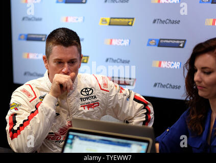 Le pilote de la série NASCAR Nationwide Timothy Peters est vu d'accepter des questions au cours de la journée des médias au Loews Hotel à Miami Beach, Floride, le 17 novembre 2016. Photo par Gary JE Rothstein/UPI Banque D'Images