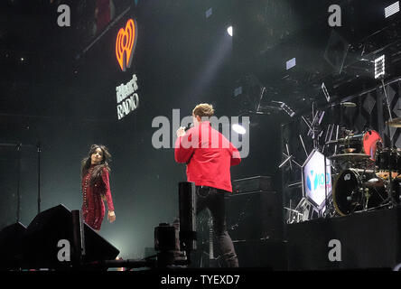 Camila artiste Cabello de cinquième harmonie quitte le groupe après leur performance et joué avec Machine Gun Kelly à la Y100 JingleBall 2016 concert au BB&T Center le 18 décembre 2016 à Sunrise, en Floride. Photo par Gary JE Rothstein/UPI Banque D'Images