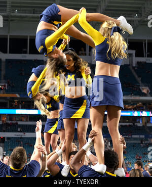 Michigan Wolverines cheerleaders pratique leur routine avant le début du premier trimestre de 2016 le Capital One Bowl Orange au Hard Rock Stadium de Miami Gardens, en Floride le 30 décembre 2016. Photo par Gary Rothstein/UPI Banque D'Images