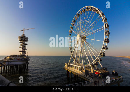 La Haye (Den Haag), Pays-Bas, Hollande, 20 avril 2019. Scheveningen est une longue plage de sable, une esplanade, une jetée, une grande roue et un saut Banque D'Images