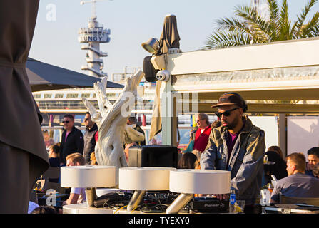 La Haye (Den Haag), Pays-Bas, Hollande, 20 avril 2019. La musique de DJ sets dans un café sur la promenade sur la plage de Scheveningen, une jetée Banque D'Images